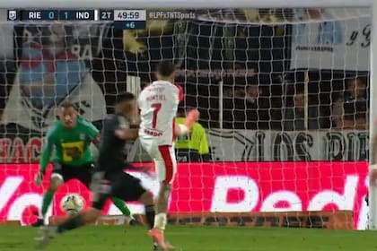 Santiago Montiel ya sacó el zurdazo final que se convertirá en el gol con que Independiente rompió la racha invicta de Riestra