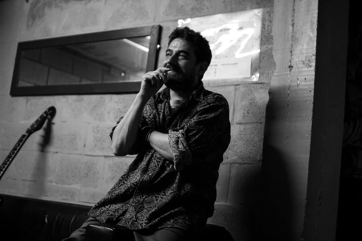 Santiago Moraes le imprime una impronta de barrio a historias universales