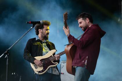 Maxi Prietto y Santiago Moraes celebran la apertura del Cosquín Rock 2018