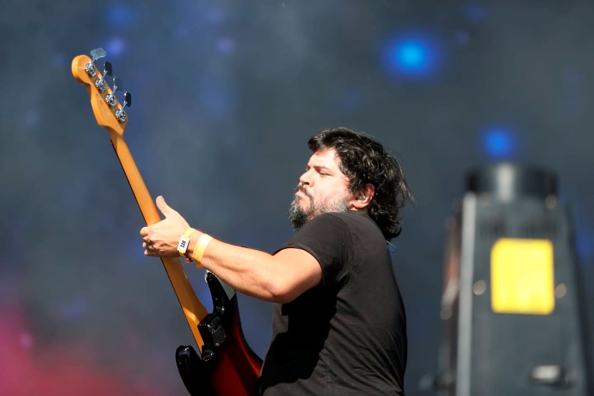 Santiago Motorizado, cantante del El mató un policía motorizado, en su última gira presentó shows con mucho público en Francia, Italia, Alemania e Inglaterra