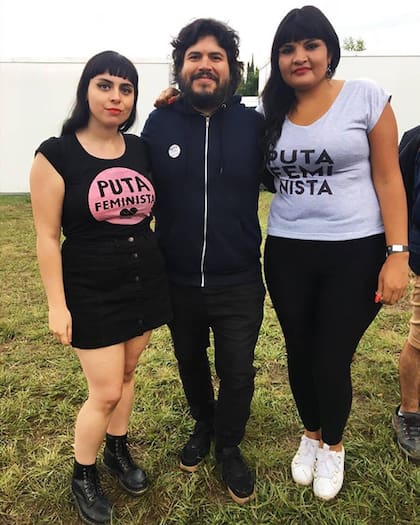 Santiago Motorizado con María Riot y Georgina Orellano en el backstage del Cosquín Rock.