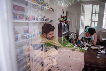 Santiago Motorizado y Mora Sánchez Viamonte en la producción de Músicos en casa de Rolling Stone