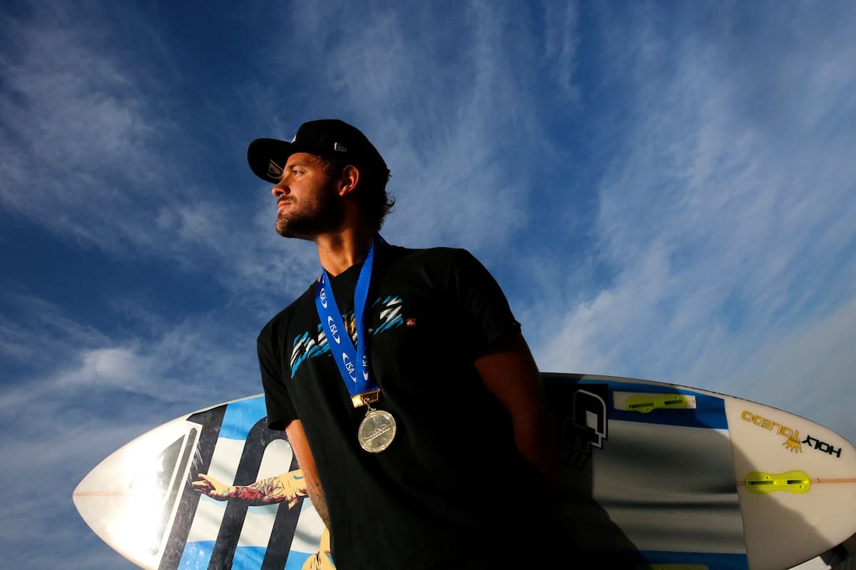 Santiago Muñiz, el surfista que lleva a Messi en su tabla