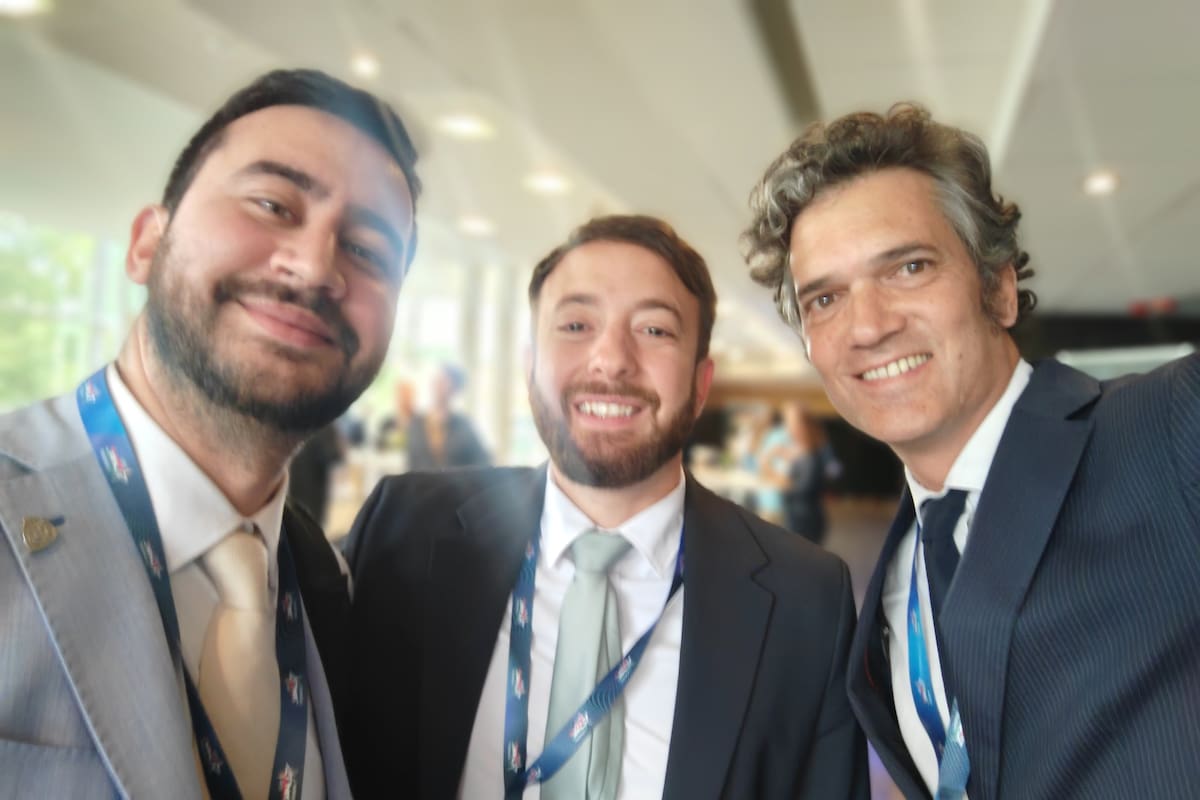 Santiago Muzio (derecha), junto al exfuncionario mileísta Nahuel Sotelo y el ideólogo libertario Agustín Laje