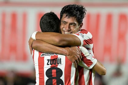 Santiago Núñez se abraza con Fernando Zuqui luego de su gol para Estudiantes ante Tacuary, por la Copa Sudamericana; al equipo platense le costó, pero sacó adelante un compromiso más difícil que lo esperado.