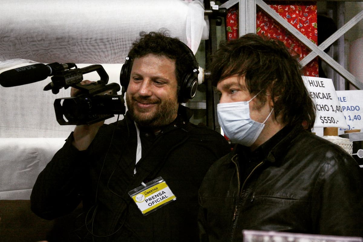 Santiago Oría y Javier Milei, durante un rodaje de campaña