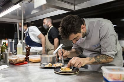 Santiago Palma, formado en buenos restaurantes de País Vasco y Oxford, está hoy al mando de esta cocina platense.