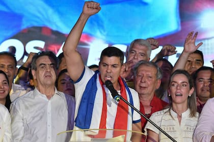 Santiago Peña, el futuro presidente de Paraguay, celebra su triunfo en la sede de la Asociación Nacional Republicana (ANR)