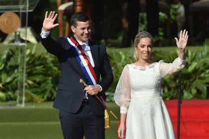 El nuevo presidente de Paraguay, Santiago Peña y su esposa, la primera dama Leticia Ocampos, saludan durante su toma de posesión en la explanada del Palacio Presidencial López en Asunción el 15 de agosto de 2023