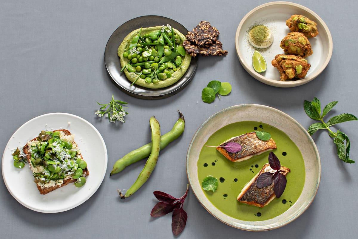 Santiago Perez, chef de Las Flores, muestra la versatilidad de las habas.