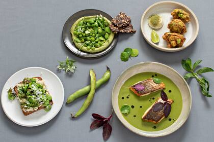 Santiago Perez, chef de Las Flores, muestra la versatilidad de las habas.