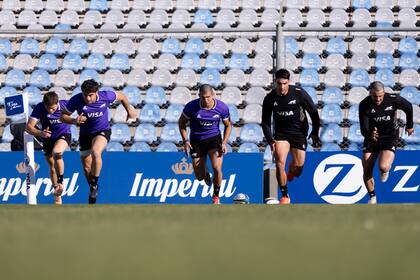 Santiago Pernas, Faustino Sánchez Valarolo, Simón Benítez Cruz, Santiago Carreras y Nicolás Roger, durante el captains run en San Juan