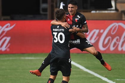 Santiago Pierotti marcó de taco, en la victoria del puntero Colón.