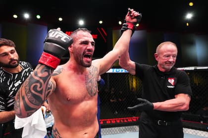 Santiago Ponzinibbio festeja el triunfo ante Carlston Harris