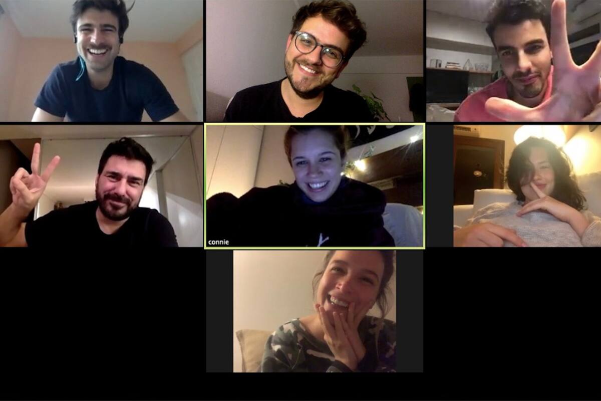 Santiago Ramundo, Mariano Saborido, Santiago Talledo, Diego Vago, Connie Isla, Delfina Chaves y Sofía Pachano, en una escena vía Zoom de la serie Adentro