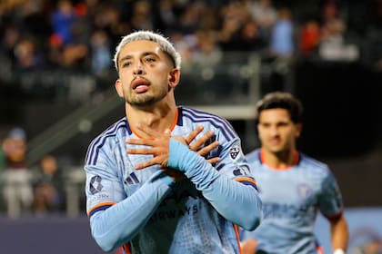Santiago Rodriguez (10) celebra tras marcar el tercer gol en la victoria de New York City FC por 3-1 ante FC Cincinnati en los playoffs de la MLS, el sábado 2 de noviembre de 2024, en Nueva York. (AP Foto/Kena Betancur)