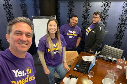 Santiago Rossi y parte del equipo de OKY, en Miami