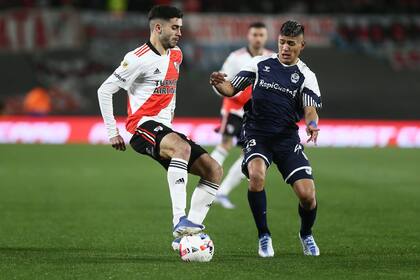 Santiago Simon ante Erik Ramírez, en una escena del partido que jugaron River y Gimnasia en el Monumental