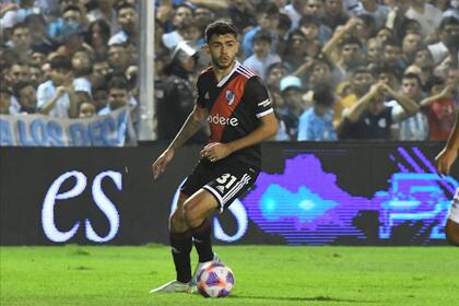 Santiago Simón fue retrasado en el campo por Martín Demichelis y hoy es una alternativa más para la derecha de la retaguardia; el DT avizora futuro europeo para el chico surgido de las divisiones inferiores millonarias.