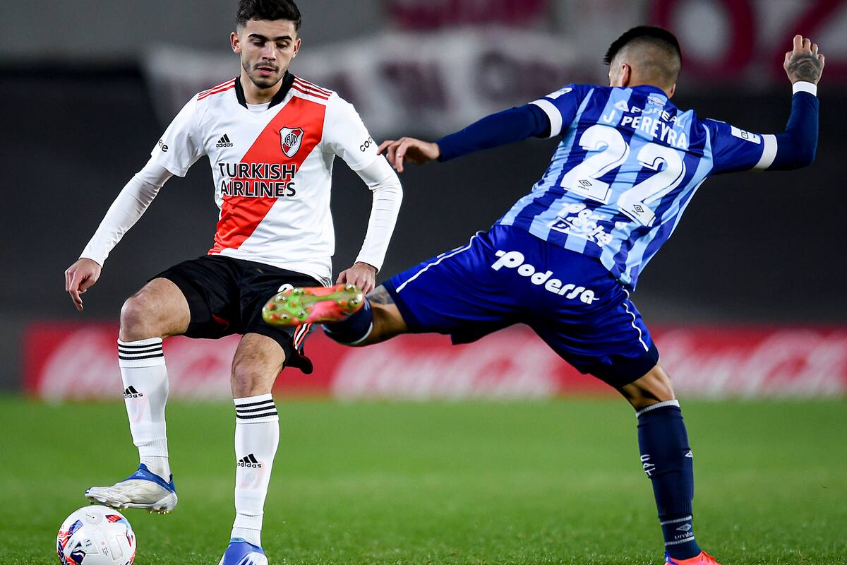 Santiago Simón y Joaquín Pereyra en el último partido entre River Plate y Atlético Tucumán; ambos serían titulares