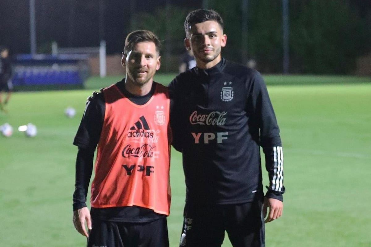 Santiago Simón y Lionel Messi, en la selección: el joven de River tuvo su primera experiencia en la mayor
