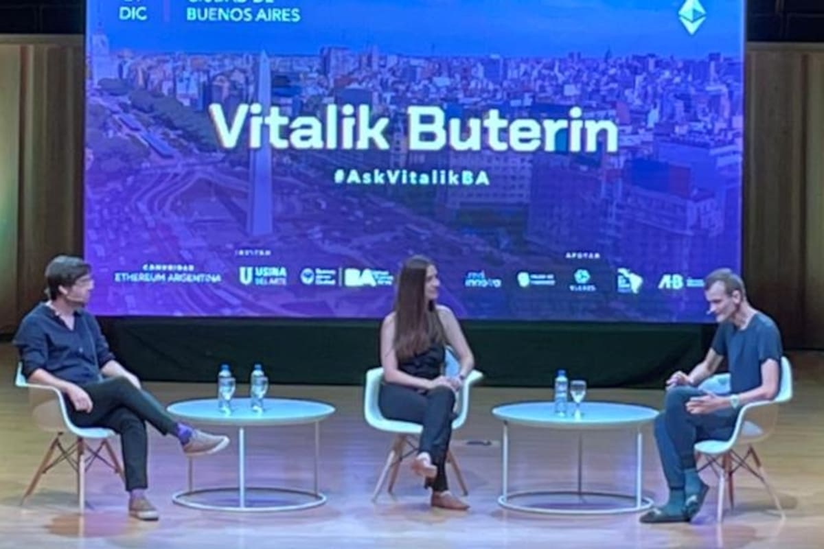 Santiago Siri, Olivia Goldschmidt y Vitalik Buterin, en la Usina del Arte