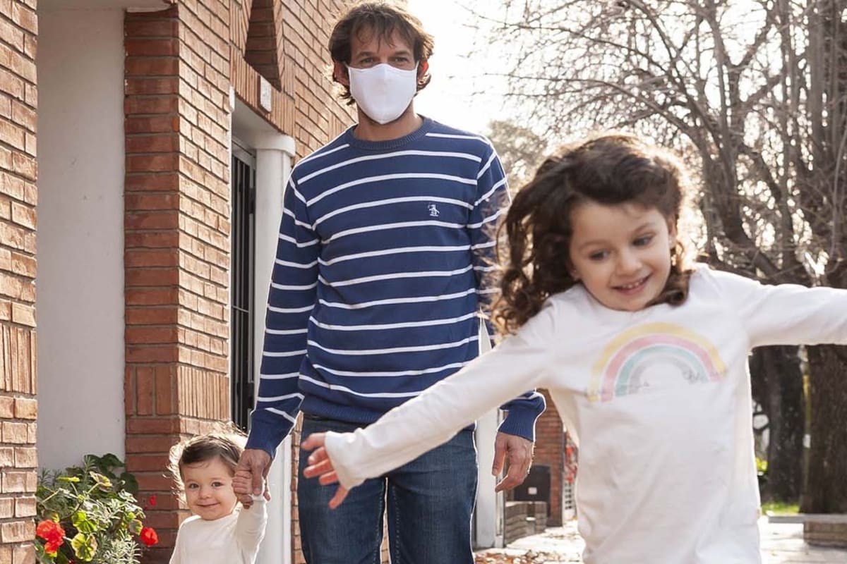 Santiago Sistac junto a sus hijas Ana y Camila se toman un respiro en las calles de Villa Devoto