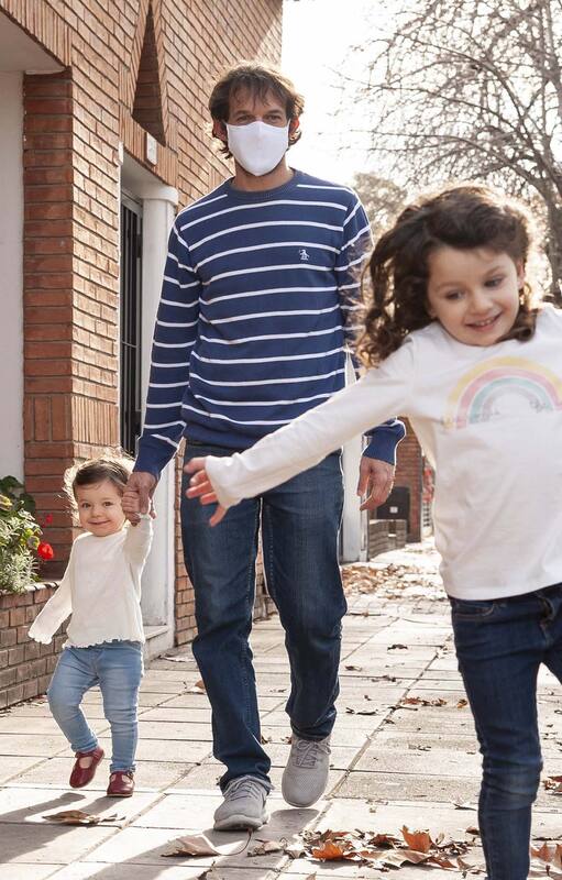 Santiago Sistac junto a sus hijas Ana y Camila se toman un respiro en las calles de Villa Devoto