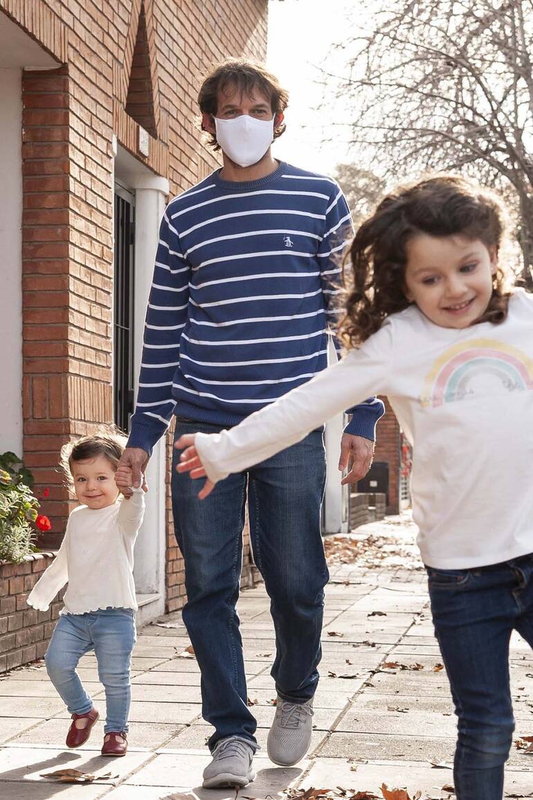 Santiago Sistac junto a sus hijas Ana y Camila se toman un respiro en las calles de Villa Devoto