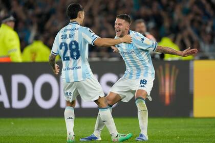 Santiago Solari (28) celebra con Franco Pardo el gol y la clasificación de Racing a las semifinales de la Copa Libertadores tras otro 1-0 sobre Vélez