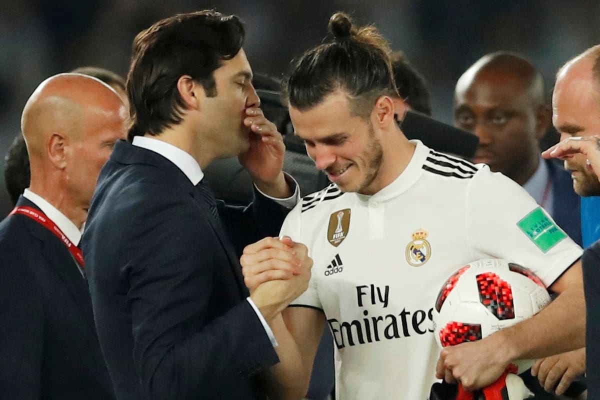 Santiago Solari saluda a Gareth Bale, tras ganar la semi final ante Kashima Antlers