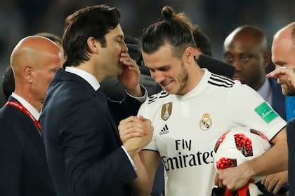 Santiago Solari saluda a Gareth Bale, tras ganar la semi final ante Kashima Antlers