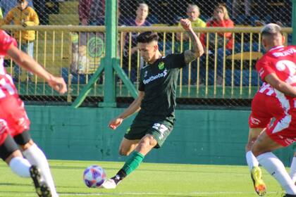 Santiago Solari, una de las figuras de Defensa y Justicia, en el partido ante Instituto