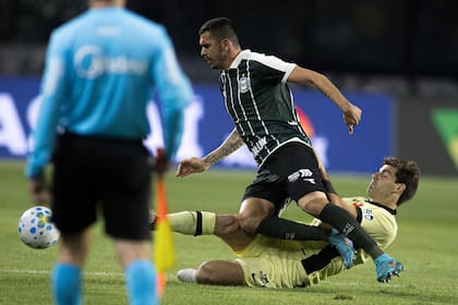 Santiago Sosa, a pura garra, en la goleada ante Coritiba