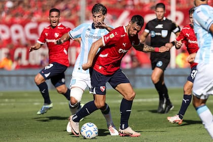 Santiago Sosa, de Racing, trata de marcar a Gabriel Avalos, delantero de Independinete