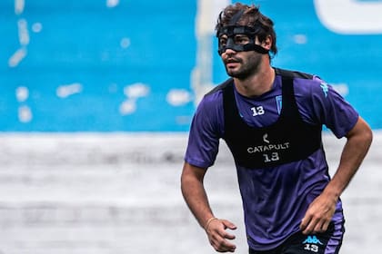Santiago Sosa es titular en Racing frente a River con una más para proteger su rostro