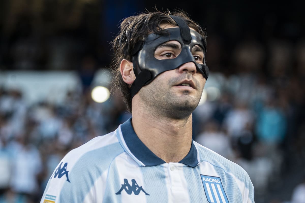 Santiago Sosa jugando ante River con la máscara luego de la operación a la que debió someterse tras una cuádruple fractura del malar derecho, sufrida el 22 de octubre ante Flamengo