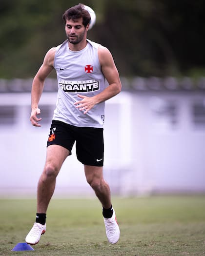 Santiago Sosa, referente del mediocampo de Vasco, será titular en el equipo brasileño