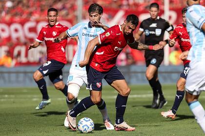 Santiago Sosa, una de las figuras de la cancha, marca a Avalos