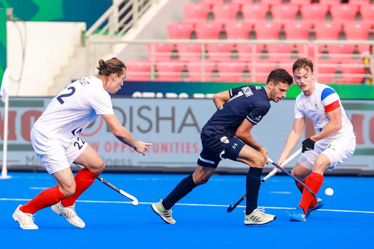 Santiago Tarazona encara la marca francesa en uno de los partidos del grupo; la Argentina quedó lejos del sueño