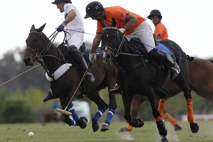 Santiago Toccalino en acción, en su debut con Las Monjitas