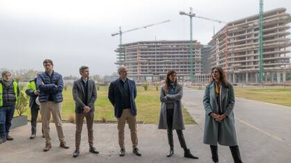 Santiago Traynor, Gervasio Marques Peña, Martín Maderna; Teresa de Elizalde, directora editorial del grupo de revistas LA NACION y Mariana Kratochwil frente el edificio Marina en obra. Todo en marcha para vernos en Experiencia Living 2025.