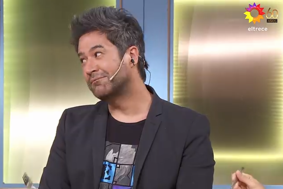 Santiago, uno de los participantes del concurso culinario, tuvo un problema con el soufflé que estaba preparando y recibió los comentarios picantes de Mauricio Asta