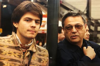 Santiago Vázquez y su padre Eduardo 'Cacho' Vázquez, fundador del Club del Vino. Imagen de comienzos de los noventa, cuando el proyecto se instaló en el galpón reciclado de la calle Cabrera