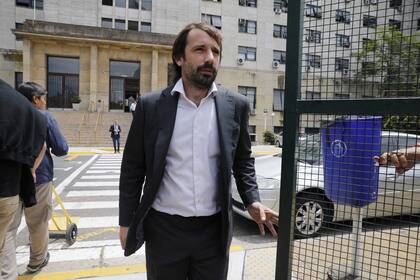 Santiago Viola, apoderado de La Libertad Avanza, se retira de los tribunales de Comodoro Py, después de declarar frente al fiscal federal Ramiro González