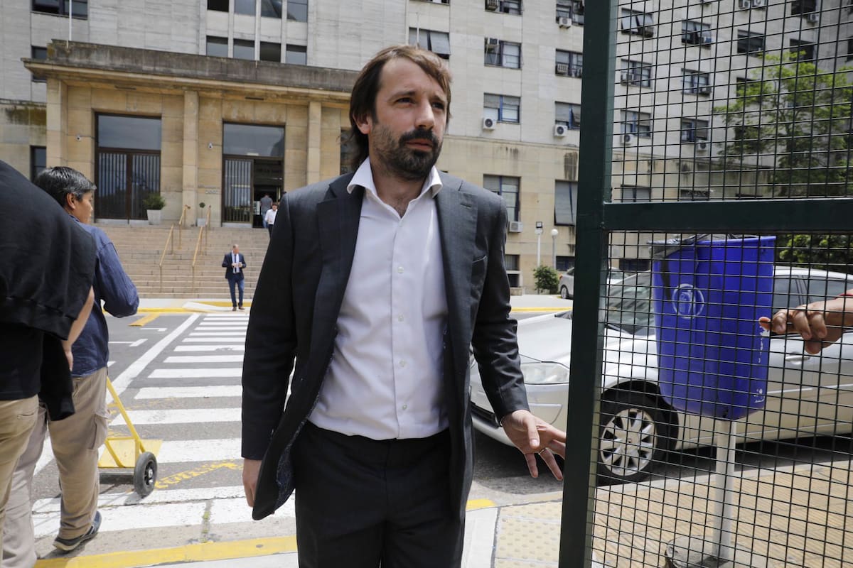 Santiago Viola, apoderado de La Libertad Avanza, se retira de los tribunales de Comodoro Py, después de declarar frente al fiscal federal Ramiro González