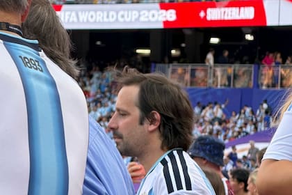 Santiago Viola, el secretario de Justicia de Milei, en Kansas viendo el Mundial de fútbol