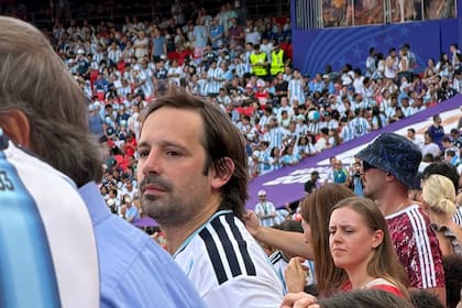 Santiago Viola viendo un partido de la selección argentina