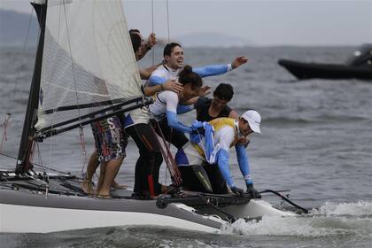 Santiago, Yago y Klaus Lange celebran con Carranza