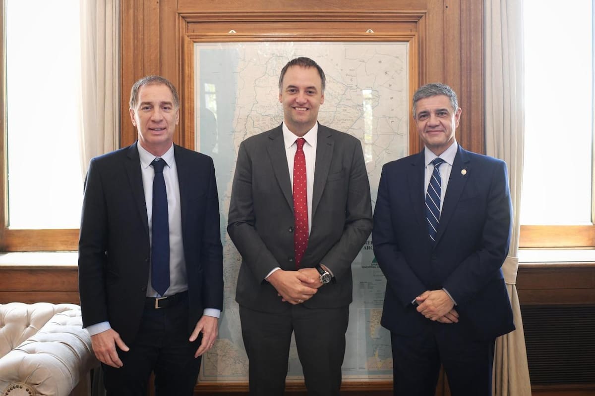 Santilli, Adorni y Jorge Macri, en el encuentro de hoy en la Casa Rosada; el jefe de gobierno porteño insistió en el reclamo por los fondos de la coparticipación